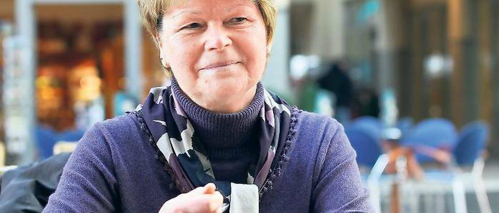 40 Jahre hautnah dabei. Ulrike Schröder, oben beim PNN-Gespräch, mit ihrem Mann Bernd Schröder 1972 bei Turbines Weihnachtsfeier (rechts oben), nach dem ersten DFB-Pokalsieg 2004 (darunter) und mit ihm und dem Champions-League-Pokal nach dem Triumph 2010 im spanischen Getafe (links).