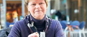 40 Jahre hautnah dabei. Ulrike Schröder, oben beim PNN-Gespräch, mit ihrem Mann Bernd Schröder 1972 bei Turbines Weihnachtsfeier (rechts oben), nach dem ersten DFB-Pokalsieg 2004 (darunter) und mit ihm und dem Champions-League-Pokal nach dem Triumph 2010 im spanischen Getafe (links).