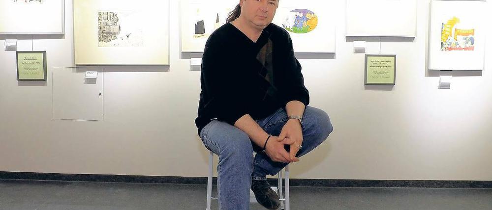 Das erste seiner Art. Der Geschäftsführer des Vereins Cartoonlobby, Andreas Nicolai, im Museum für Humor und Satire vor Zeichnungen von Heinz Bohling. Es ist das erste Museumdeser Art im Raum Berlin und Brandenburg.