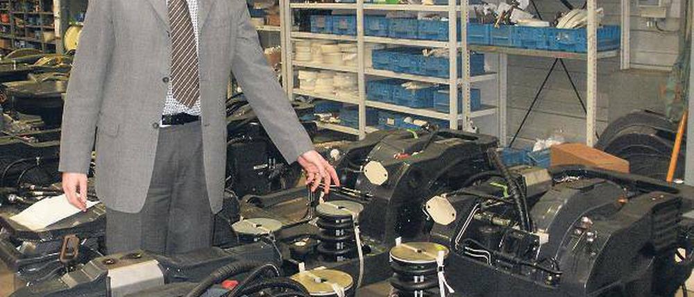 Gut gefedert: Ulf Braker zeigt ein Fahrwerk für eine Potsdamer Variobahn.