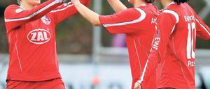 Siegesfreude. Turbine Potsdams Spielerinnen Anja Mittag (links) und Fatmire Bajramaj (rechts) jubeln nach dem 4:2 durch Natasa Andonova (Mitte).