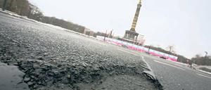 Bitte melden. Ab sofort können Autofahrer, Radfahrer und Fußgänger in Berlin und Brandenburg Schlaglöcher im Internet melden. Ein vom Auto Club Europa (ACE) bestellter Schlagloch-Sheriff soll die Schäden dann an die Behörden weiterleiten.