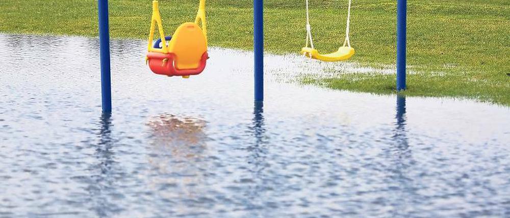 Abgesoffen. Großflächig steht das Grundwasser auf einer Wiese im Oderbruchdorf Golzow (Märkisch-Oderland) und macht das Spielen auf diesem Platz unmöglich. Seit Monaten stehen unzählige Hektar Ackerflächen im Oderbruch unter Wasser.