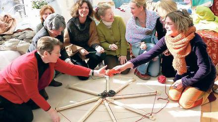 Im Spinn Salon: Die Potsdamer Insha-Heilpriesterin Suma Sylke Manzke (3.v.r.) bei ihrem Workshop über den Lebensfaden und die Mythologie der Spinne am vergangenen Samstag.