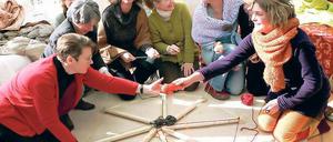Im Spinn Salon: Die Potsdamer Insha-Heilpriesterin Suma Sylke Manzke (3.v.r.) bei ihrem Workshop über den Lebensfaden und die Mythologie der Spinne am vergangenen Samstag.