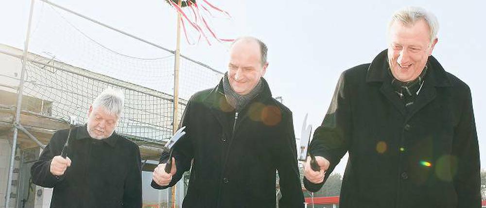 Das ist ein Hammer: Gleich zwei Minister und ein Polizeipräsident kamen nach Michendorf, um das Richtfest für die neue Wache der Autobahnpolizei zu feiern. Zum symbolischen Hammerschlag übten sich Helmuth Markow, Dietmar Woidke und Rainer Kann (v.l.n.r.) eifrig als Zimmerleute.
