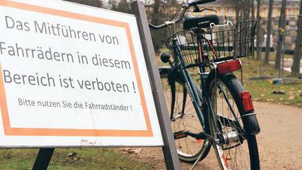 Schieben verboten. Nein, sagte das Amtsgericht Potsdam vor einem Jahr. Seitdem werden laut Schlösserstiftung keine Bußgelder mehr verhängt. Ob das Verbot aus der Parkordnung gestrichen wird, soll geprüft werden.