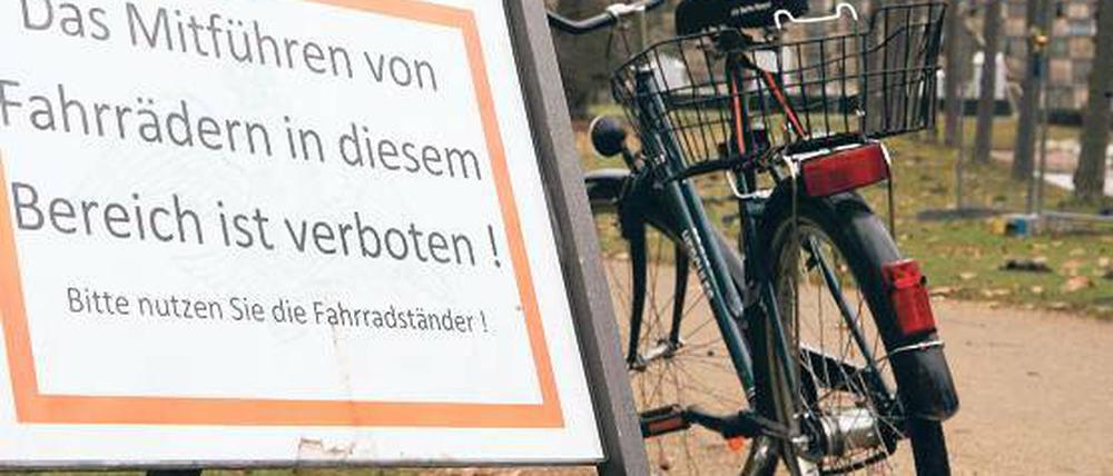 Schieben verboten. Nein, sagte das Amtsgericht Potsdam vor einem Jahr. Seitdem werden laut Schlösserstiftung keine Bußgelder mehr verhängt. Ob das Verbot aus der Parkordnung gestrichen wird, soll geprüft werden.