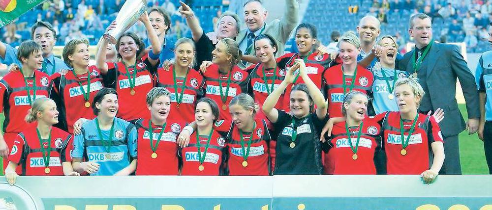 Turbines Geheimwaffe. Jennifer Zietz, heute 27 (oben), 2005 beim UEFA-Cup-Finale im Duell mit Victoria Svensson (r. oben) und gemeinsam mit UEFA-Präsident Michel Platini sowie dem Champions-League-Pokal 2010 in Getafe (r. unten). Links Turbine Potsdam nach dem ersten DFB-Pokalsieg 2004 mit (hinten v. l.) Maria Makowska, Petra Wimbersky, Ariane Hingst, Julie und Nancy Augustyniak, Inken Becher, Navina Omilade, Conny Pohlers und Franziska Nickel sowie (vorn v. l.) Annelie Brendel, Stephanie Ullrich, Jennifer Zietz, Franziska Liepack, Viola Odebrecht, Nadine Angerer, Anja Mittag und Peggy Kuznik.