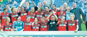 Turbines Geheimwaffe. Jennifer Zietz, heute 27 (oben), 2005 beim UEFA-Cup-Finale im Duell mit Victoria Svensson (r. oben) und gemeinsam mit UEFA-Präsident Michel Platini sowie dem Champions-League-Pokal 2010 in Getafe (r. unten). Links Turbine Potsdam nach dem ersten DFB-Pokalsieg 2004 mit (hinten v. l.) Maria Makowska, Petra Wimbersky, Ariane Hingst, Julie und Nancy Augustyniak, Inken Becher, Navina Omilade, Conny Pohlers und Franziska Nickel sowie (vorn v. l.) Annelie Brendel, Stephanie Ullrich, Jennifer Zietz, Franziska Liepack, Viola Odebrecht, Nadine Angerer, Anja Mittag und Peggy Kuznik.