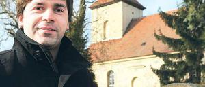 Geschichte festgehalten. Johannes Nest (l.) hat die Langerwischer Ortschronik um die Nachwende-Jahre ergänzt. Viele historische Aufnahmen in dem 150 Seiten starken Band wecken Erinnerungen. Dazu gehört der Spaziergang mit Krippenkindern in den 1950er Jahren und ein Bild der einstigen Mühle von Alt-Langerwisch aus dem Jahr 1952.