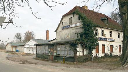 Eines der Großprojekte: Das baufällige Vereinsheim in Geltow, im Hintergrund Kegelbahn und Jugendklub.