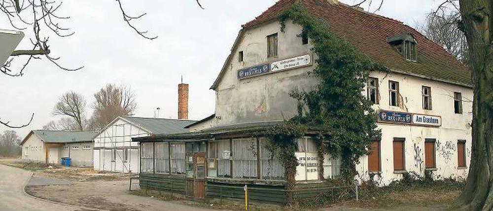 Eines der Großprojekte: Das baufällige Vereinsheim in Geltow, im Hintergrund Kegelbahn und Jugendklub.