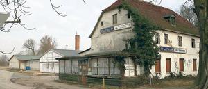 Eines der Großprojekte: Das baufällige Vereinsheim in Geltow, im Hintergrund Kegelbahn und Jugendklub.