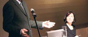 Generaldirektor Hartmut Dorgerloh: Mir ist das Nacktbaden im Heiligen See egal, aber nicht den ausländischen Besuchern. Hinten: CDU-Kreischefin Katherina Reiche.