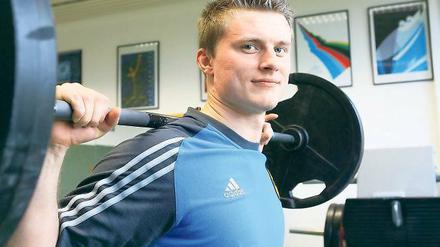 Wollen um Weltmeisterschafts-Gold fahren. Die Bob-Anschieber Christian Poser, Andreas Barucha und Kevin Kuske (von links), hier beim Krafttraining im heimischen Potsamer Luftschiffhafen.