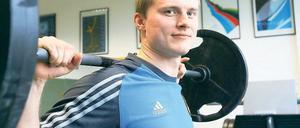 Wollen um Weltmeisterschafts-Gold fahren. Die Bob-Anschieber Christian Poser, Andreas Barucha und Kevin Kuske (von links), hier beim Krafttraining im heimischen Potsamer Luftschiffhafen.