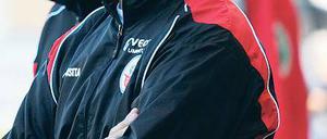 Peter Vollmann (53), hier mit seinem Torwarttraier Jo Stock (l.) im Hinspiel in Babelsberg, ist seit Juli 2010 Chefcoach des Zweitliga-Absteigers FC Hansa Rostock.