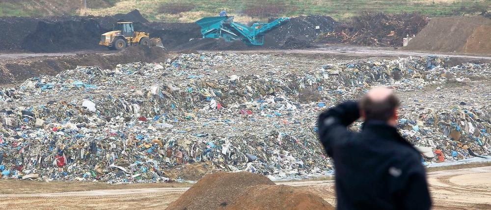 Mit Baggern ließ das LKA im April 2008 nach illegalem Müll in der Kiesgrube Fresdorfer Heide bei Michendorf suchen.