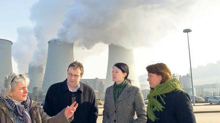 Grüne heftig informiert vor Vattenfalls Kraftwerk in Jänschwalde: Die Europaabgeordnete Elisabeth Schroedter, das Bundestagsmitglied Oliver Krischer (links) sowie die schwedischen Reichstags-Abgeordneten Åsa Romson und Lise Nordin (von links).