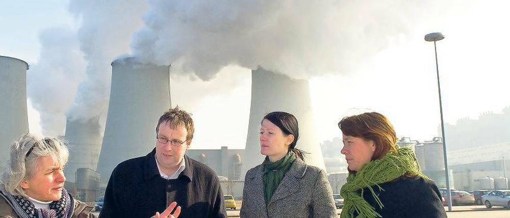 Grüne heftig informiert vor Vattenfalls Kraftwerk in Jänschwalde: Die Europaabgeordnete Elisabeth Schroedter, das Bundestagsmitglied Oliver Krischer (links) sowie die schwedischen Reichstags-Abgeordneten Åsa Romson und Lise Nordin (von links).