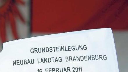 Ein Hammer. Die Grundsteinlegung für den Landtag bleibt umstritten.