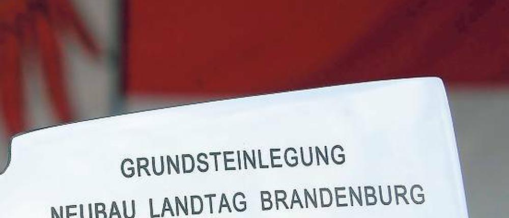 Ein Hammer. Die Grundsteinlegung für den Landtag bleibt umstritten.