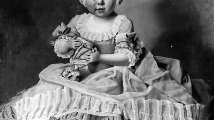 Kinderbildnis. Der Franzose Jean-Etienne Liotard malte die Prinzessin Luise von Oranien, eine Nichte König Friedrich Wilhelms II., als neugierig in die Welt schauendes Mädchen, das in ihren Händen eine Porzellanfigur hält. Auch dieses Bild ist verschollen.