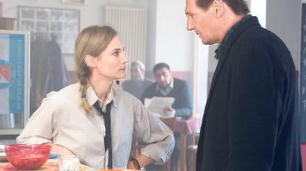 Unbekannter Mann. Im von Studio Babelsberg koproduzierten Thriller Unknown Identity verbünden sich Diane Kruger (l.), die eine Kellnerin spielt, und Liam Neeson, dem nach einem Unfall seine Identität abhanden kommt. Berlinale-Premiere ist am Freitag.