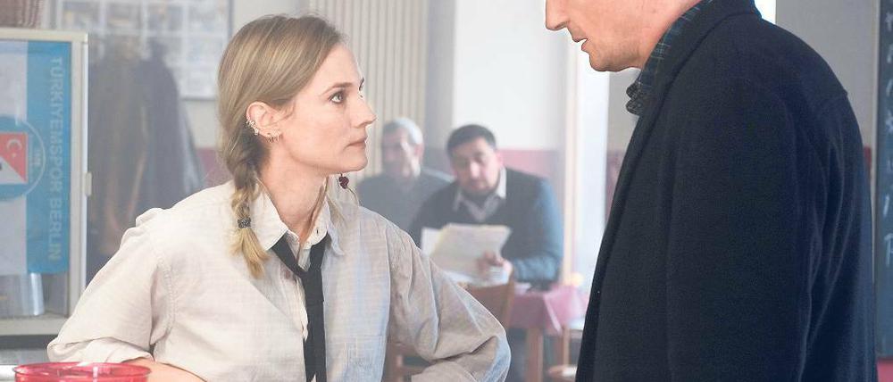 Unbekannter Mann. Im von Studio Babelsberg koproduzierten Thriller Unknown Identity verbünden sich Diane Kruger (l.), die eine Kellnerin spielt, und Liam Neeson, dem nach einem Unfall seine Identität abhanden kommt. Berlinale-Premiere ist am Freitag.