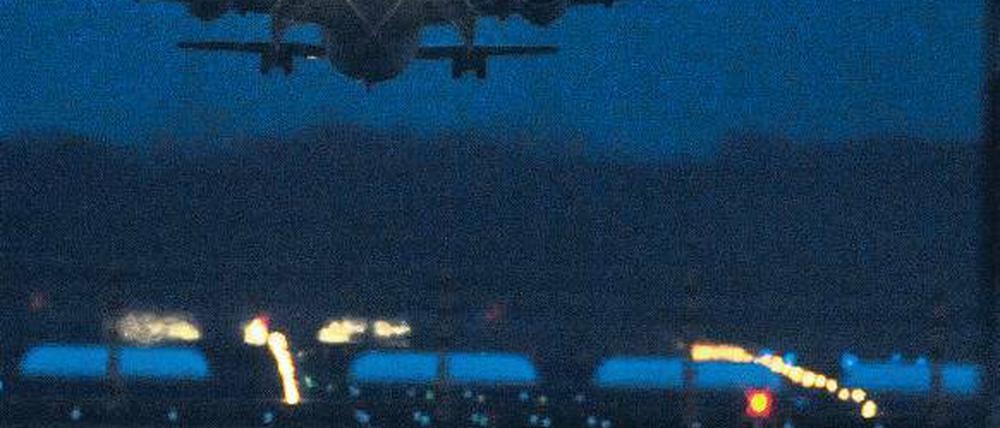 Krach im Dunkeln. Heute starten oder landen in der gesamten Nacht in Tegel und Schönefeld etwa 45 Maschinen. Nach den Prognosen des Infrastrukturministeriums sollen es im Jahr 2023 durchschnittlich 77 sein.