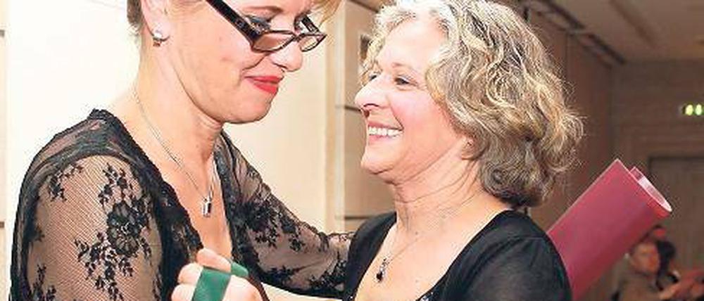 Schlüsselübergabe. Nach fast 18 Jahren Leitungsfunktion ist Ortrud Meyhöfer (r.) in den Ruhestand verabschiedet worden. Am Freitagabend hat sie auf dem 7. Voltaire- Ball der Gesamtschule den Schulschlüsel an ihre Nachfolgerin Karen Pölk übergeben.