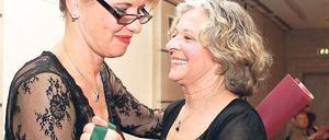 Schlüsselübergabe. Nach fast 18 Jahren Leitungsfunktion ist Ortrud Meyhöfer (r.) in den Ruhestand verabschiedet worden. Am Freitagabend hat sie auf dem 7. Voltaire- Ball der Gesamtschule den Schulschlüsel an ihre Nachfolgerin Karen Pölk übergeben.
