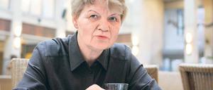 Turbine-Urgestein. Elke (Stresow-)Mertens, heute 57 (oben), als Kapitän 1975 vor einem Spiel daheim gegen Chemie Leipzig (r. oben/links) und als Abwehrchefin 1978 in einem Freundschaftsspiel in Teltow (r. unten). Links Turbine Potsdams erste Mannschaft mit (stehend v. links) Iris Lessig, Giesela Liedemann, Marina Wils, Marianne Fritze, Elke Stresow, Sylvia Lessig, Carola Waldmann und Marita Retzki sowie (kniend v. links) Regina Hackert, Erika Henning, Heike Misch, Bernd Schröder, Ute Ölschlegel, Ute Jacob und Rosi Schulze.