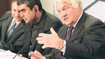 Ein großer Schritt nach vorn. Hasso Plattner mit SAP-Vorstand Vishal Sikka und Cafer Tosun (v.r.).