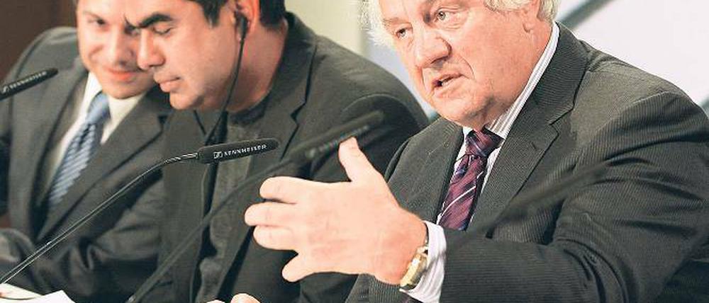 Ein großer Schritt nach vorn. Hasso Plattner mit SAP-Vorstand Vishal Sikka und Cafer Tosun (v.r.).