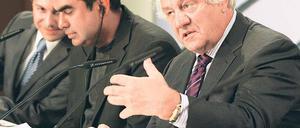 Ein großer Schritt nach vorn. Hasso Plattner mit SAP-Vorstand Vishal Sikka und Cafer Tosun (v.r.).