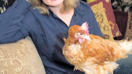 Traute Dreisamkeit. Karen Duve mit Huhn Rudi und ihrem Buch Anständig essen.