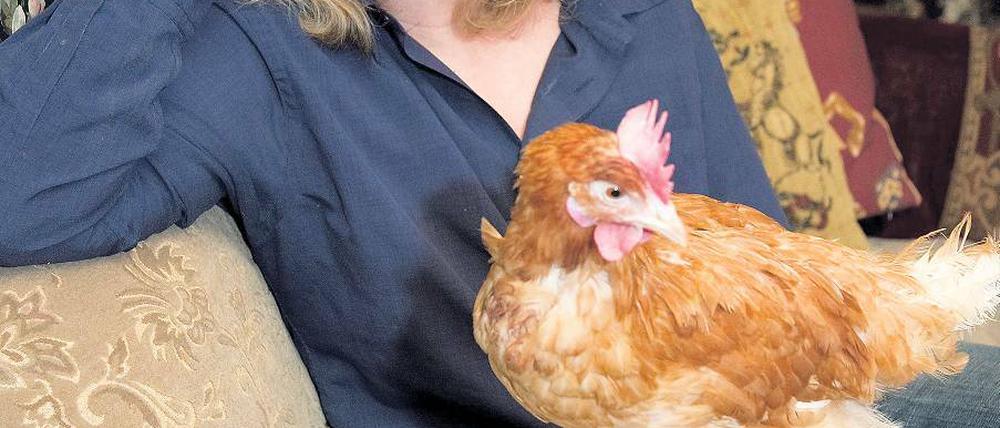 Traute Dreisamkeit. Karen Duve mit Huhn Rudi und ihrem Buch Anständig essen.