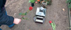 Belebter Ort als Ruhestätte. Eigentlich lag der Ton Steine Scherben-Frontmann in Nordfriesland begraben, auf seinem Bauernhof. Als der verkauft wurde, musste Rio nochmal reisen. Seine Fans sind froh, ihn wieder in Berlin zu haben.