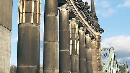 Rissig. Die Kolonnaden an der Glienicker Brücke müssen saniert werden.