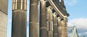 Rissig. Die Kolonnaden an der Glienicker Brücke müssen saniert werden.