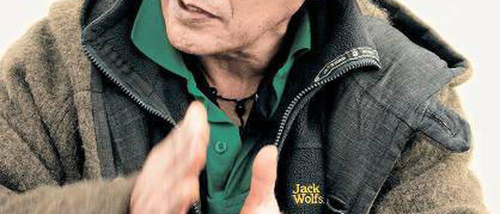 Die richtige Glut. Amaru Cholango ließ seine Wohnungseinrichtung, auch Bücher und Brot, über offenes Feuer verkohlen, um sie zu der Rauminstallation Die Zukunft ist keine Zukunft für seine aktuelle Ausstellung im Museum Fluxus + werden zu lassen.