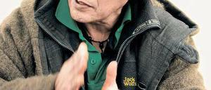 Die richtige Glut. Amaru Cholango ließ seine Wohnungseinrichtung, auch Bücher und Brot, über offenes Feuer verkohlen, um sie zu der Rauminstallation Die Zukunft ist keine Zukunft für seine aktuelle Ausstellung im Museum Fluxus + werden zu lassen.