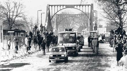 Die Karawane zieht weiter. Ein beeindruckender Agententross, angeführt von einem West-Berliner Polizeiauto, rollt gen Wannsee. Von Geheimniskrämerei keine Spur  dafür waren zu viele Kamerateams an der Straße.