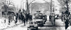 Die Karawane zieht weiter. Ein beeindruckender Agententross, angeführt von einem West-Berliner Polizeiauto, rollt gen Wannsee. Von Geheimniskrämerei keine Spur  dafür waren zu viele Kamerateams an der Straße.