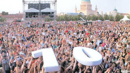 Stadtwerkefest. Das Staraufgebot im Lustgarten lockt jedes Jahr Tausende Besucher an wie hier bei der zehnten Auflage der Veranstaltung. Kritiker schmähen das Spektakel als Paffhausen-Festspiele.