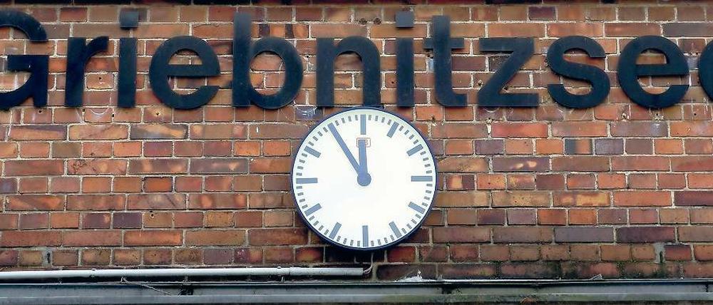 Fünf vor Zwölf. Aus Sicht vieler Befürworter eines öffentlichen Uferwegs am Griebnitzsee kommt die Entscheidung des Bundes zugunsten der Landeshauptstadt sehr spät. Viele Bürger und Anrainer beklagen im Gegenzug, dass es der Stadtverwaltung bis heute nicht gelungen ist, einen rechtssicheren Bebauungsplan aufzustellen.