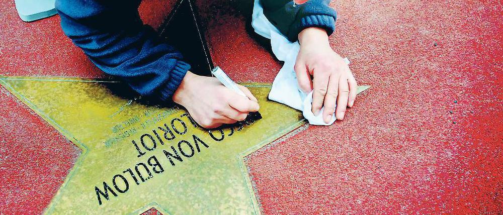 Neuer Glanz für Loriot: Bodo Lehmann malt Namen und Unterschriften der Promis auf dem Boulevard der Stars nach, hier den von Vicco von Bülow. Rechtzeitig zur Berlinale wurde Berlins Walk of Fame aufgehübscht.