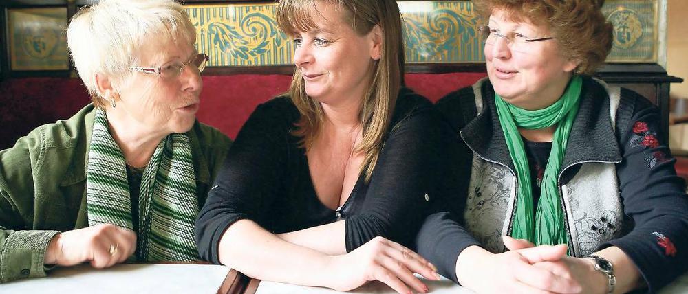 Mehr als bloß Patient. Sigrid Haedeler (l.) und Ilona Voigt (r.) sind seit der Gründung der Selbsthilfegruppe dabei, Katrin Barfknecht (M.) leitet die Gruppe heute.